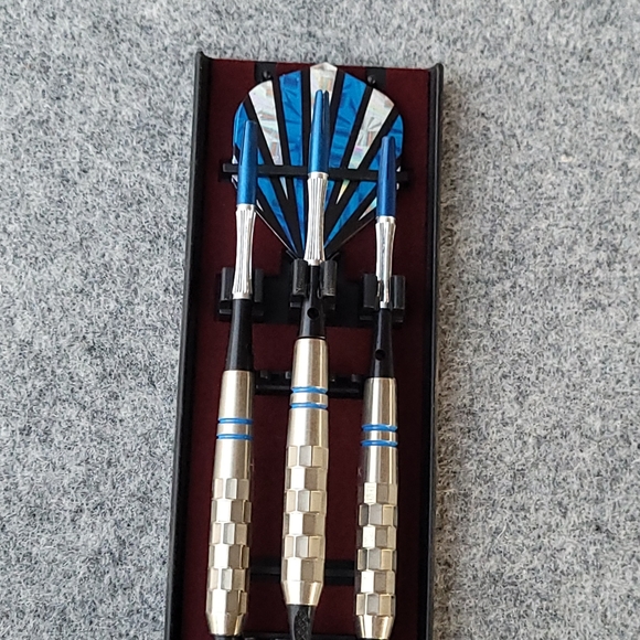 Halex Metal Tops Darts Set - Picture 4 of 7
